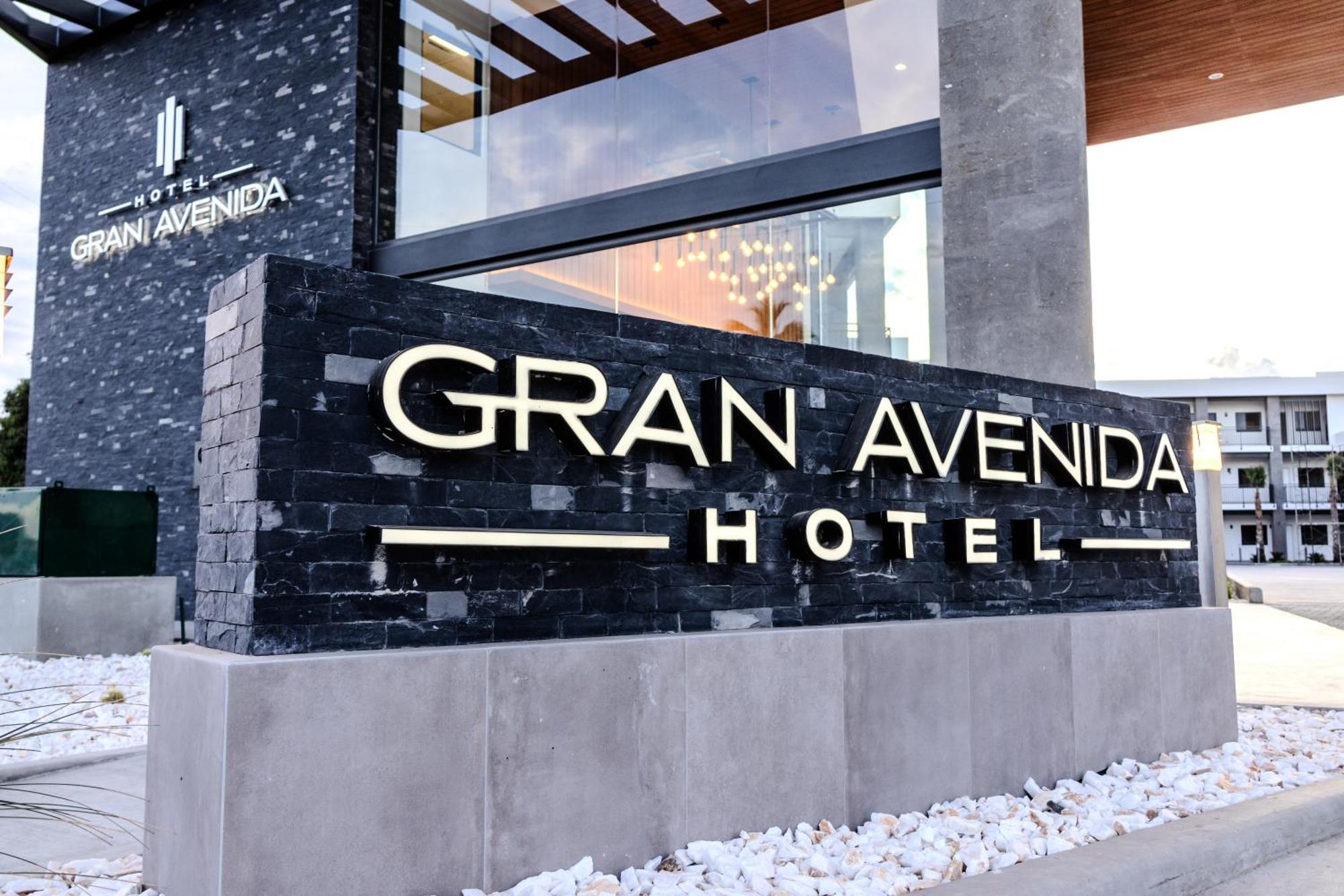 Hotel Gran Avenida, Навохоа Экстерьер фото