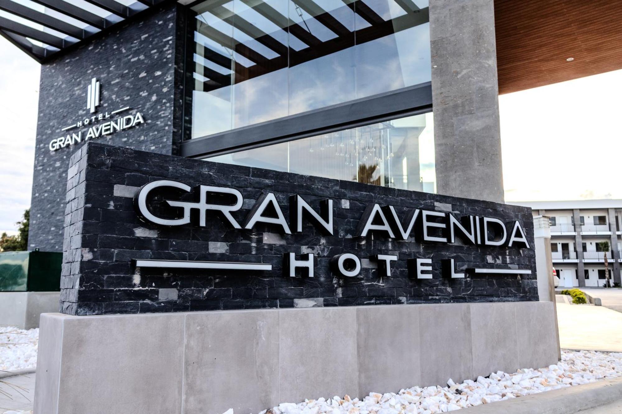 Hotel Gran Avenida, Навохоа Экстерьер фото
